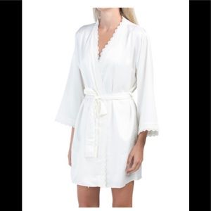 New with tags Flora Nikrooz Victoria Charmeuse Lace Robe Size M/L